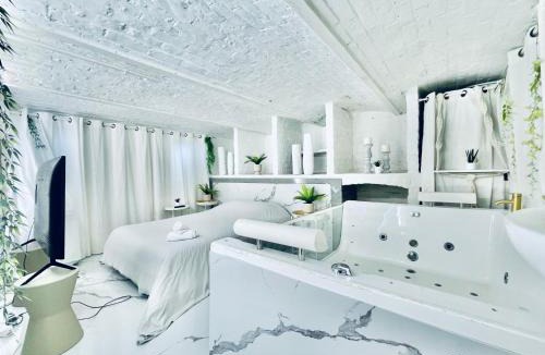 Tourcoing House | 9 Mykonos , Spa Balnéothérapie - espace aménagé privatif avec Lit Double