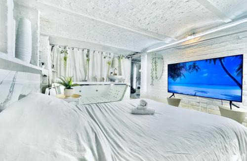 Tourcoing House | 9 Mykonos , Spa Balnéothérapie - espace aménagé privatif avec Lit Double