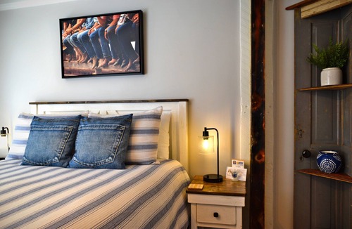 Snowflake Hotel | #9 Newly Renovated Room in Historic Inn, Denim Den