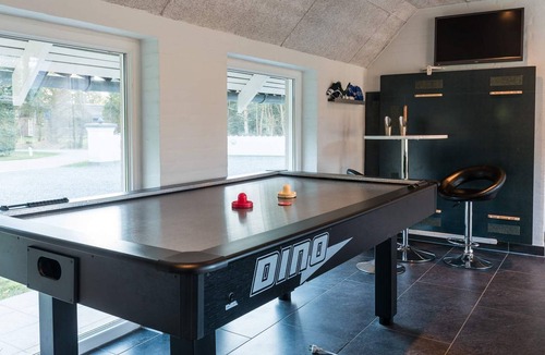 Ho House | 9 person holiday home on a holiday park in Blåvand