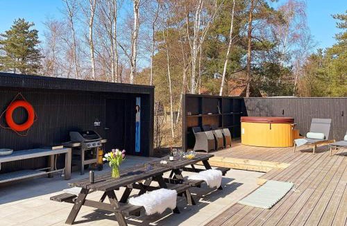 Vestero Havn House | 9 person holiday home in L s