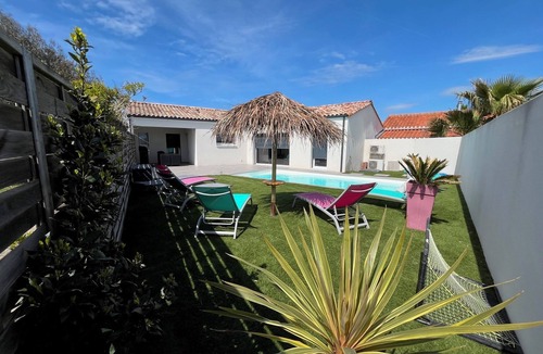 Givrand House | 9-person villa with heated pool, 4-star seaside location