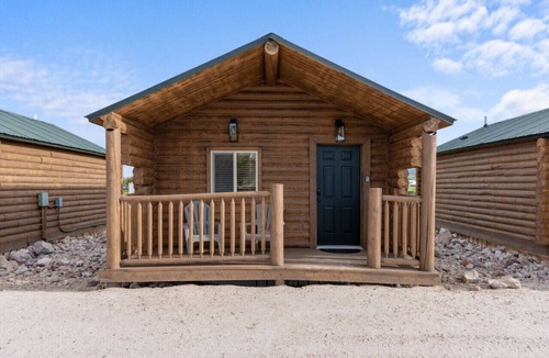 St. Charles Cabin | #9 Yellowstone Cabin w/AC, Fire Pit & BBQ!