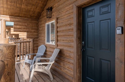 St. Charles Cabin | #9 Yellowstone Cabin w/AC, Fire Pit & BBQ!