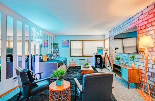Elmwood Park Apartment | 90s Condo| King Bed | 65” Smart TV | Arcade Game