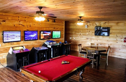Pittman Center Cabin | 929 m² Cabin ∙ 14 bedrooms ∙ 44 guests