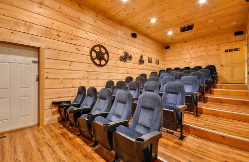 Pittman Center Cabin | 929 m² Cabin ∙ 14 bedrooms ∙ 44 guests