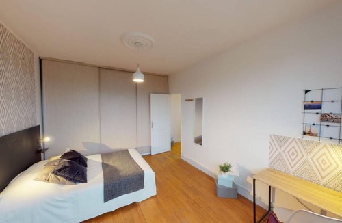17th Arrondissement Resort | 93 m² Private room ∙ 1 bedroom ∙ 1 guest