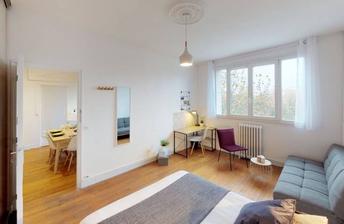 17th Arrondissement Resort | 93 m² Private room ∙ 1 bedroom ∙ 1 guest