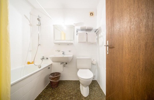 Vulpera Apartment | 9303 Gemuetliches, zweckmaessig eingerichtetes Studio mit Balkon und Golfplatzblick