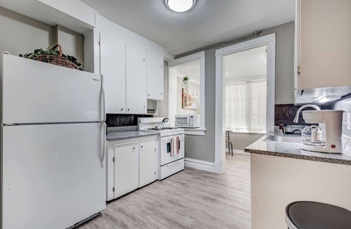 Cheesman Park Apartment | 94 Walk Score | Capitol Hill Denver | New King Bed