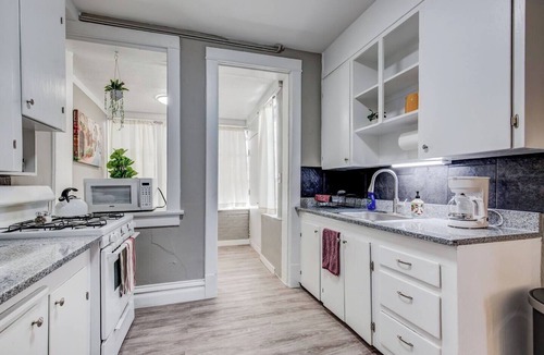 Cheesman Park Apartment | 94 Walk Score | Capitol Hill Denver | New King Bed