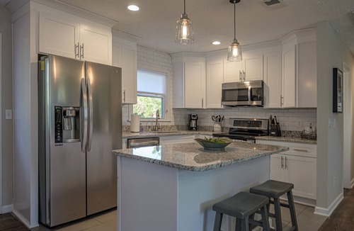 Addison Heights Cottage | 941 Pine Manor Family