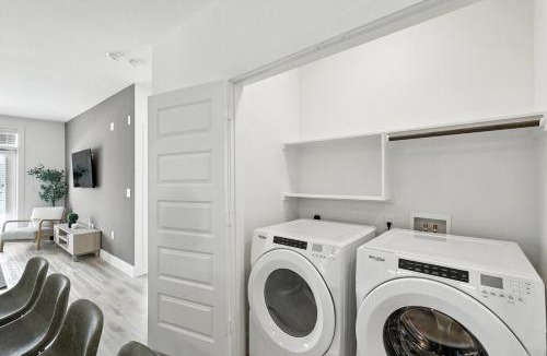 Fort Worth Apartment | 95 Luxury 2B2B Condo DT Fort Worth, Resort Style Pool & Gym, Golf Simulator, 7M to Dickies Stadium, 15M to AT&T stadium