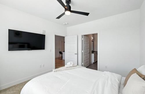Fort Worth Apartment | 95 Luxury 2B2B Condo DT Fort Worth, Resort Style Pool & Gym, Golf Simulator, 7M to Dickies Stadium, 15M to AT&T stadium