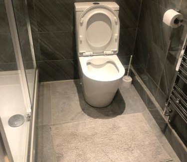 Edmonton Apartment | 96TR Double bed bedroom - Edmonton green