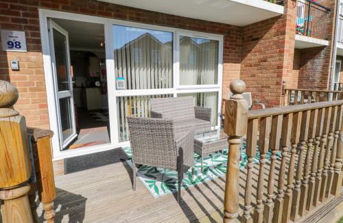 Corton House | 98 Waterside Park