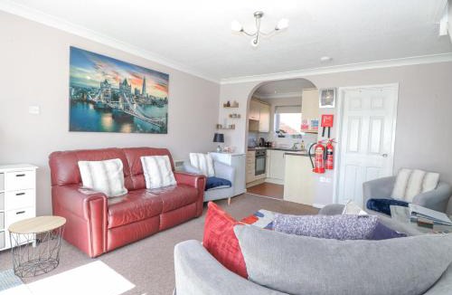 Corton House | 98 Waterside Park