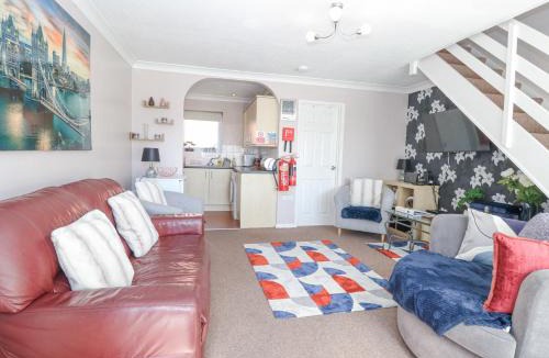 Corton House | 98 Waterside Park