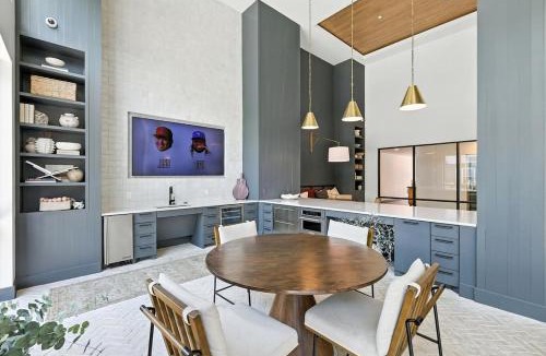 Fort Worth Apartment | 99 Modern 2B2B Near Stockyards, Resort Pool & Gym, 7M to Dickies Stadium, 15M to AT&T stadium