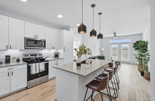 Fort Worth Apartment | 99 Modern 2B2B Near Stockyards, Resort Pool & Gym, 7M to Dickies Stadium, 15M to AT&T stadium