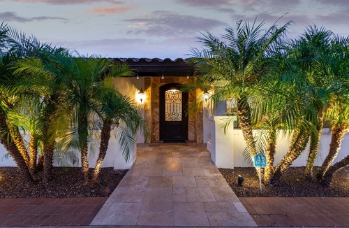 Glendale House | 99 Palms Event Venue: Barn, grass, pool, games, 6 beds