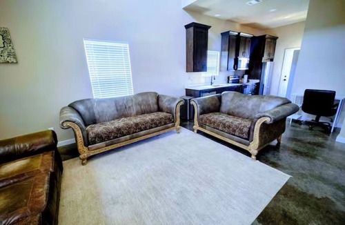 Paris House | 99 per Night.Kimberly-Clark is 1 mile way. 664