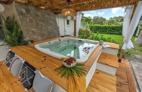 Largo Villa | 9BR Htd Pool Hot Tub Outdoor Cinema Games
