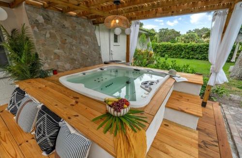 Largo Villa | 9BR Htd Pool Hot Tub Outdoor Cinema Games