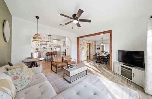 Buda House | 9BR Retreat, Deck Lounge, Pool & Pickleball Court