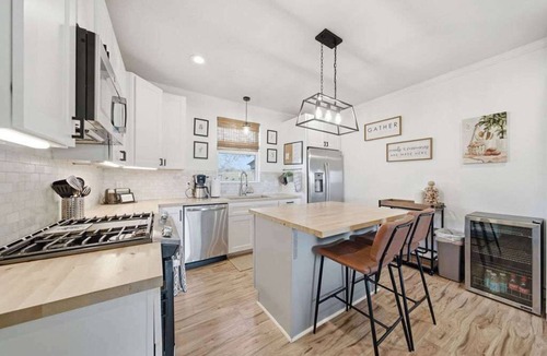 Buda House | 9BR Retreat, Deck Lounge, Pool & Pickleball Court