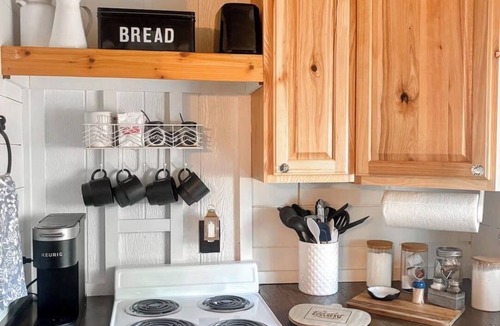 Dry Creek House | A 1 bedroom pet friendly bungalow- walking distance from the water & Marina.