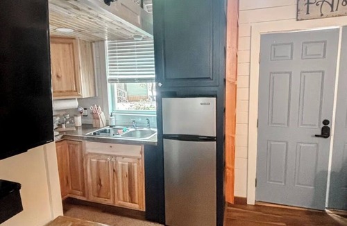 Dry Creek House | A 1 bedroom pet friendly bungalow- walking distance from the water & Marina.