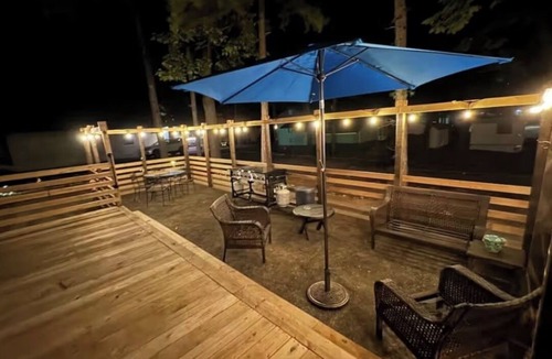 Dry Creek House | A 1 bedroom pet friendly bungalow- walking distance from the water & Marina.