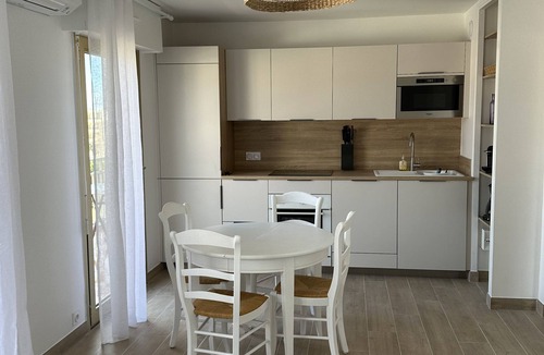 Sainte-Maxime City Centre Apartment | A 100 Mètres de la Plage et du Centre Ville : Piscine, Parking, Tout à Pieds!
