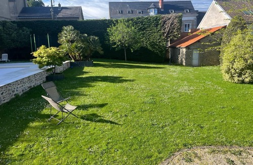 Laval House | A 1h15 de Paris, Grande Maison de Ville, Piscine Chauffée, Proximité Halage