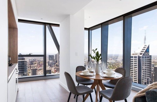 Melbourne Central Business District Apartment | A 2BR Apt with Stunning City Views, FREE Parking