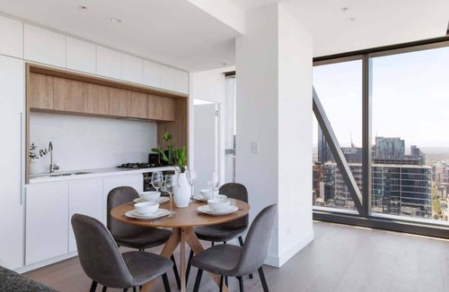 Melbourne Central Business District Apartment | A 2BR Apt with Stunning City Views, FREE Parking