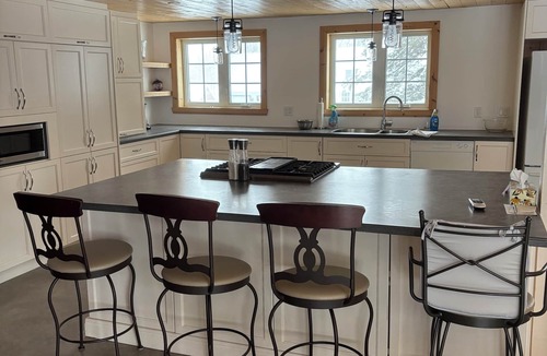 Saint-Etienne-de-Lauzon House | A 4-season haven for families and pets.