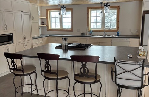 Saint-Etienne-de-Lauzon House | A 4-season haven for families and pets.