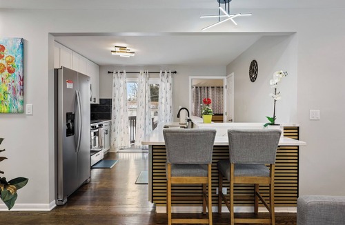 Elmhurst House | A+: 4BR 3BT House w/2 Living Rooms