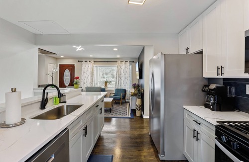 Elmhurst House | A+: 4BR 3BT House w/2 Living Rooms