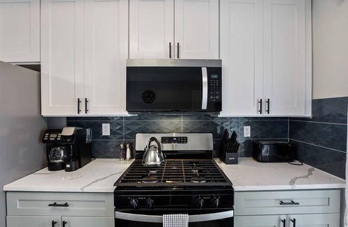 Elmhurst House | A+: 4BR 3BT House w/2 Living Rooms