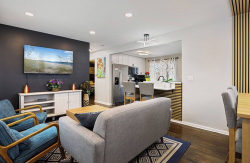 Elmhurst House | A+: 4BR 3BT House w/2 Living Rooms