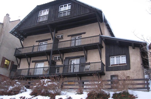 Huez-en-Oisans Apartment | A balcony overlooking the Alps