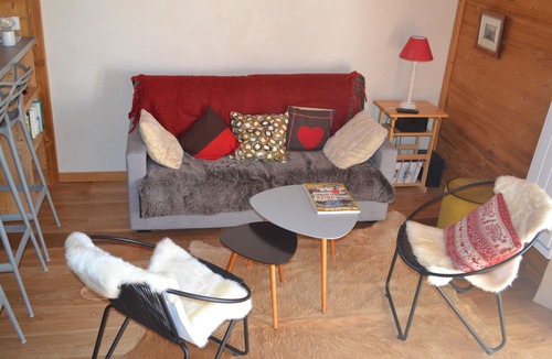 Huez-en-Oisans Apartment | A balcony overlooking the Alps