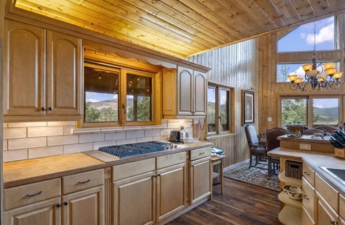 Greer Cabin | A Bear's View Luxury Cabin 4Bd/4.5Ba 8 Beds Sleeps 12 Great ski/summer getaway!