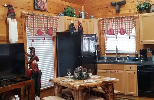 Sevierville Cabin | A BEARY TALE - INCREDIBLY ROMANTIC AND COZY - FREE WIFI - Perfect Location!