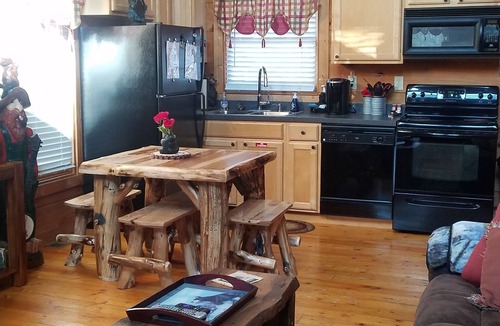 Sevierville Cabin | A BEARY TALE - INCREDIBLY ROMANTIC AND COZY - FREE WIFI - Perfect Location!