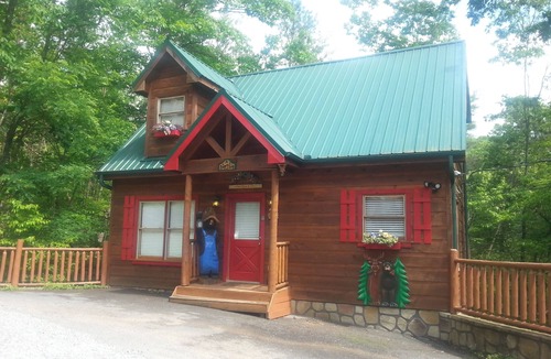 Sevierville Cabin | A BEARY TALE - INCREDIBLY ROMANTIC AND COZY - FREE WIFI - Perfect Location!